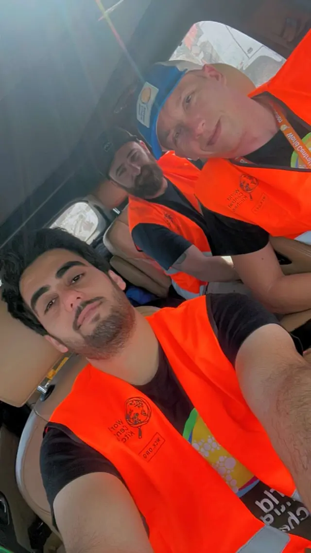 سيف مع فريق المطبخ المركزي العالمي