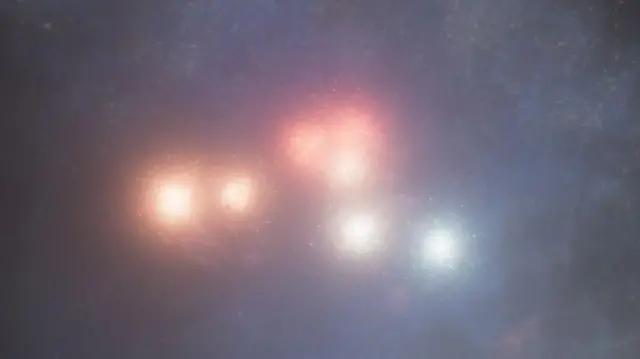 Cette impression d'artiste corrige la distorsion de l'image du JWST et montre la galaxie comme des lumières de Noël suspendues dans le cosmos.