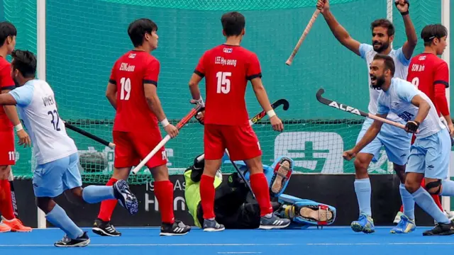 दक्षिण कोरिया पर जीत का जश्न मनाते भारतीय खिलाड़ी.