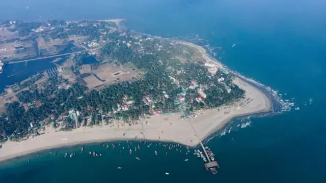 বাংলাদেশের সর্বদক্ষিণে অবস্থিত দ্বীপ সেন্ট মার্টিন