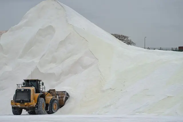 Гора соли и уборочная машина 