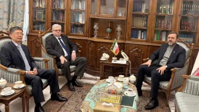 از راست معاون وزیر خارجه ایران، سفیر روسیه و سفیر چین در تهران