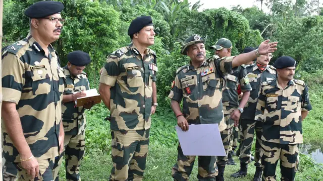 বিএসএফ মহা পরিচালক দলজিৎ সিং চৌধুরী (বাঁদিক থেকে তৃতীয়) ভারত-বাংলাদেশ সীমান্ত পরিদর্শনে