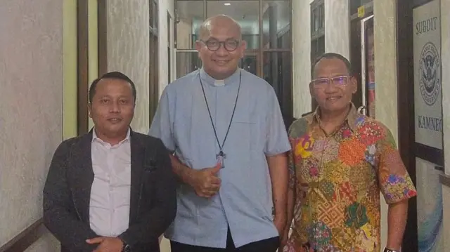 Romo Paschalis (tengah) bersama kuasa hukum memenuhi panggilan Polda Kepri, Senin (06/03) 