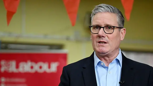 El primer ministro británico y líder laborista, Keir Starmer, se dirige a simpatizantes y concejales tras las elecciones locales en la Iglesia Metodista de Kingsdown el 8 de mayo de 2026 en Londres, Inglaterra.