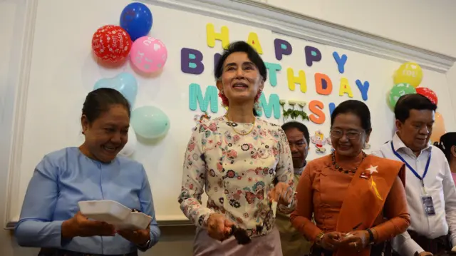 ၂၀၁၅ နောက်ပိုင်းကျင်းပခဲ့တဲ့ မွေးနေ့တစ်ခုမှာ သမ္မတဦးဝင်းမြင့်ဇနီး ဒေါ်ချိုချို ၊ လွှတ်တော်ကိုယ်စားလှယ်ဒေါ်စုစုလွင်တို့နဲ့အတူတွေ့ရတဲ့ ဒေါ်အောင်ဆန်းစုကြည်။