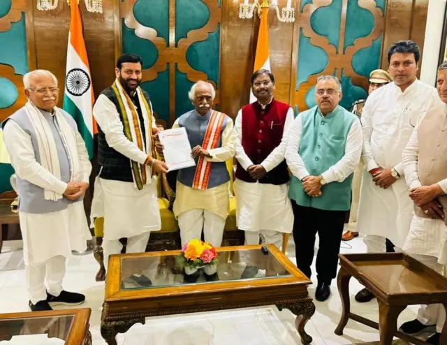 हरियाणा के राज्यपाल बंडारू दत्तात्रेय से मुलाक़ात करते हुए नायब सिंह सैनी