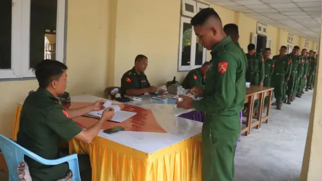 စစ်အခြေခံလေ့ကျင့်ရေးတပ် (၇) မှာ သင်တန်းတက်နေတဲ့သူတွေကို လစာထုတ်ပေးနေတဲ့မြင်ကွင်းကို စစ်ကောင်စီကိုထောက်ခံတဲ့ တယ်လီဂရန်ချန်နယ်တွေမှာဖော်ပြ