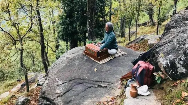 लकडाउनका बेला रियाज गर्दै अमृत गुरुङ