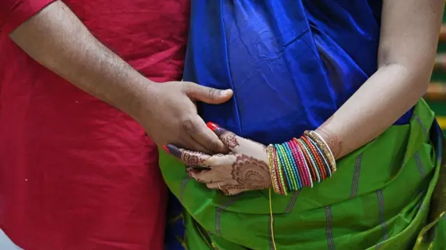 பிரசவத்தின்போது குழந்தை வெளியேறும் பாதை நன்றாயிருக்க வேண்டும். குழந்தையின் தலை, பாதையின் கீழ் நோக்கியிருக்க வேண்டும். இதைச் சரி செய்வதற்கென்று சில பிரத்தியேக சிகிச்சை முறைகள், மருந்துகள் உள்ளன.