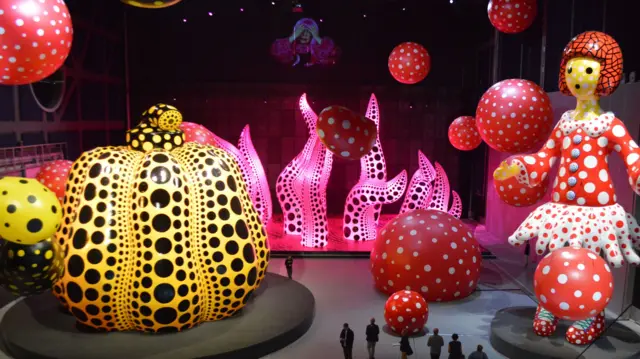 Vista de várias das esculturas gigantes e coloridas de Kusama em Manchester