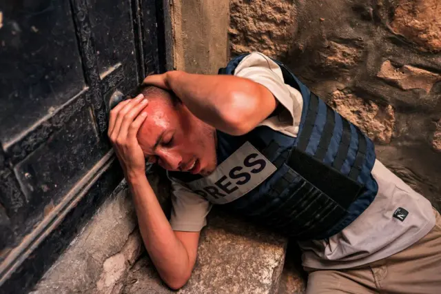 الصحفي الفلسطيني المستقل سيف القواسمي بعد تعرضه للاعتداء من قبل نشطاء اليمين الإسرائيلي خلال تغطيته مسيرة الأعلام الإسرائيلية في القدس الشرقية المحتلة