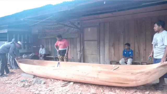 perahu, kayu gelondongan, banjir sumatra, banjir aceh