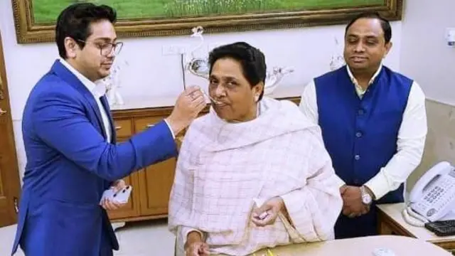 आकाश आनंद (बाएं) के साथ मायावती 