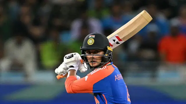 21 सितंबर को दुबई इंटरनेशनल स्टेडियम में भारत और पाकिस्तान के बीच मैच के दौरान शॉट खेलते अभिषेक शर्मा