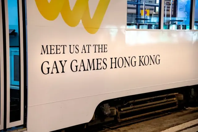 हांगकांग की एक ट्राम पर गे गेम्स का प्रचार