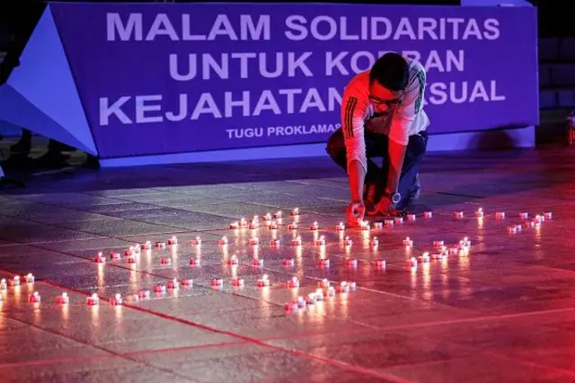 Selama hampir sebulan, publik mengabaikan berita tentang seorang gadis Indonesia berusia 13 tahun yang diperkosa oleh 14 pria dan dibunuh pada bulan April lalu. Aktivis dan kelompok feminis kemudian meluncurkan kampanye media sosial yang menyerukan keadilan, akhirnya memaksa masalah ini menjadi sorotan, dan memicu diskusi nasional tentang mengakhiri kekerasan seksual terhadap perempuan dan anak-anak.