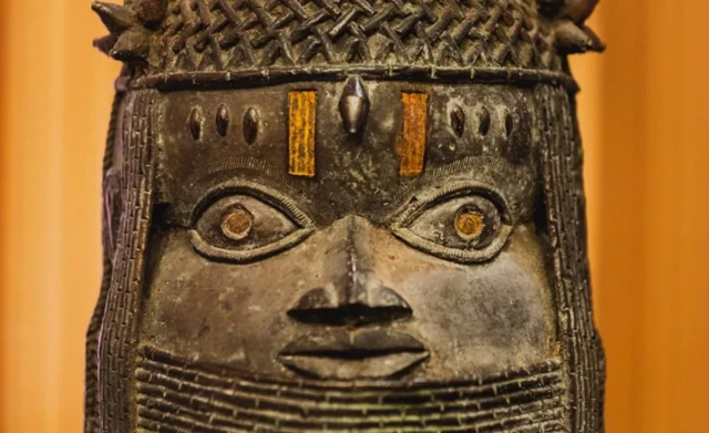 Un bronze du Bénin est photographié à Abuja lors de la cérémonie de restitution des bronzes du Bénin au Nigeria - 20 décembre 2022