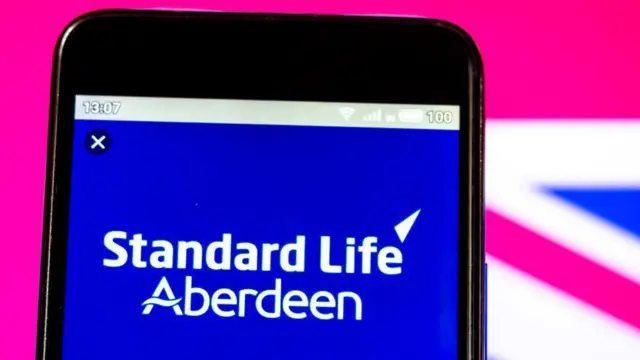شعار شركة "ستاندارد لايف أبيردين" يظهر على شاشة هاتف