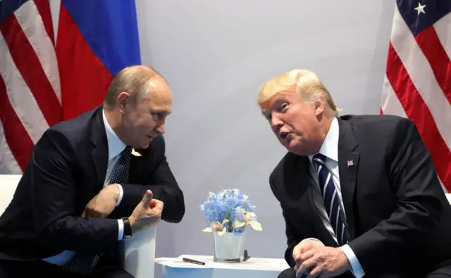 Photo de Vladimir Poutine et du président Donald Trump lors de leur rencontre au sommet du G20 en 2017.