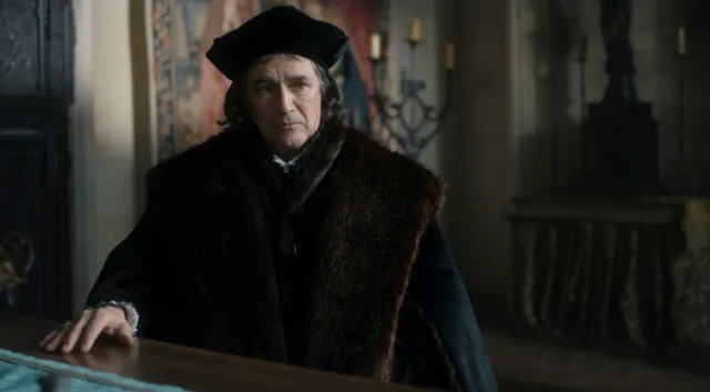 Un hombre, vestido con ropa de época. 