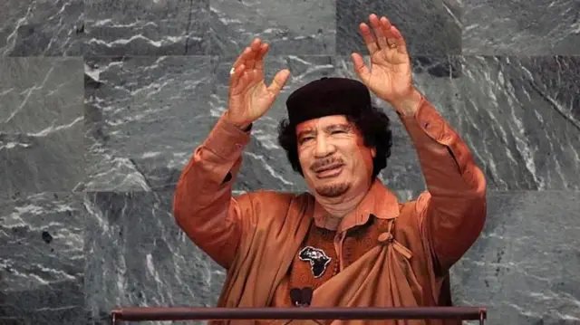 லிபியாவின் தலைநகர் திரிபோலியில் கர்னல் கஃதாபியின் சிலை 2011 ஆகஸ்ட் 23 ஆம் தேதி இடிக்கப்பட்டது.