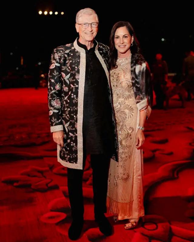 بیل گیتس و همسرش پولا هرد در میان میهمان‌های این مراسم هستند