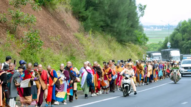 "තික් මින් තියු හිමියන්ගේ සිද්ධියෙන් රජය වික්ෂිප්ත වෙලා ඉන්නේ. සමහර විට ඔවුන් තවමත් උන්වහන්සේගේ තත්ත්වය සමග කටයුතු කරන්නේ කෙසේ ද යන්න පිළිබඳ සම්මුතියකට පැමිණ නැතුව ඇති. බුද්ධ දේශනාව ගැන තියෙන මනා අවබෝධය නිසා ම රජය තුළ පවා තික් මින් තියු හිමියන්ට සහය දෙන බොහෝ දෙනෙක් ඉන්නවා," බූ න්‍යෙන් පැවසීය.