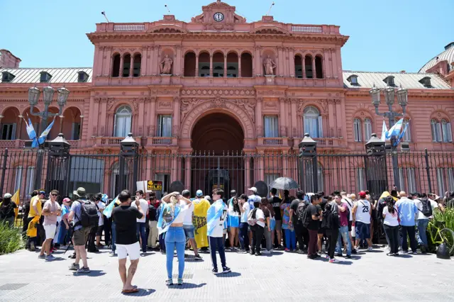 Personas delante de la Casa Rosada.