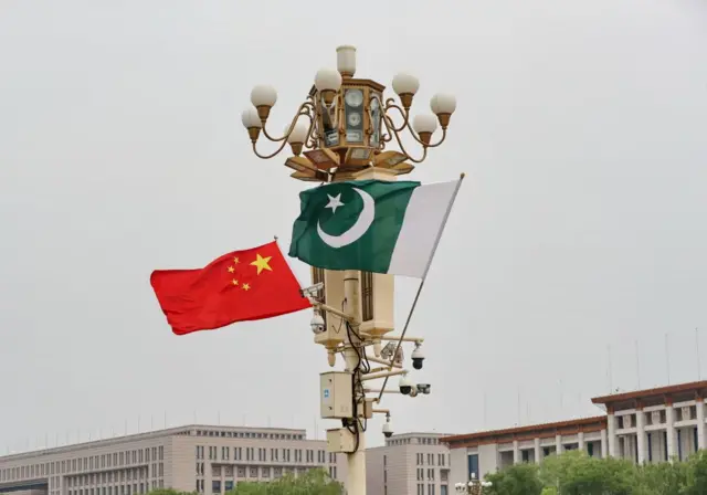 चीन और पाकिस्तान के झंडे