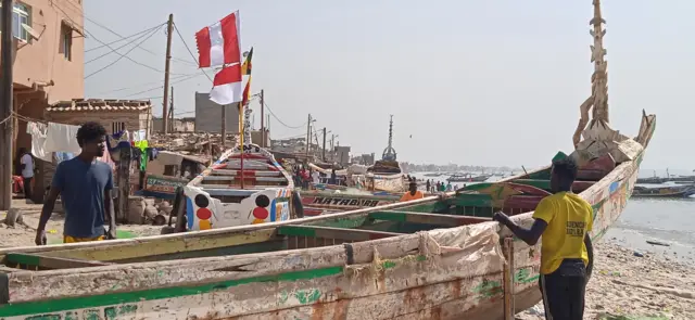 Pirogues en réfection.