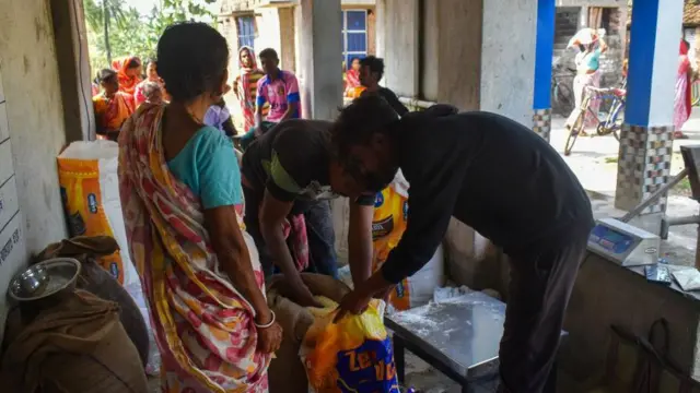 રૅશનકાર્ડ, ગુજરાતના લોકો, ગુજરાત સરકાર, બીબીસી ગુજરાતી, ગુજરાત, અમદાવાદ, સુરત, આધાર કાર્ડ