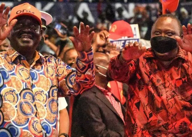 Raila Odinga (G) et le président Uhuru Kenyatta (D)