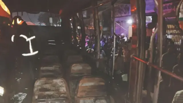 আগুনে পুড়ে যাওয়া বাস।