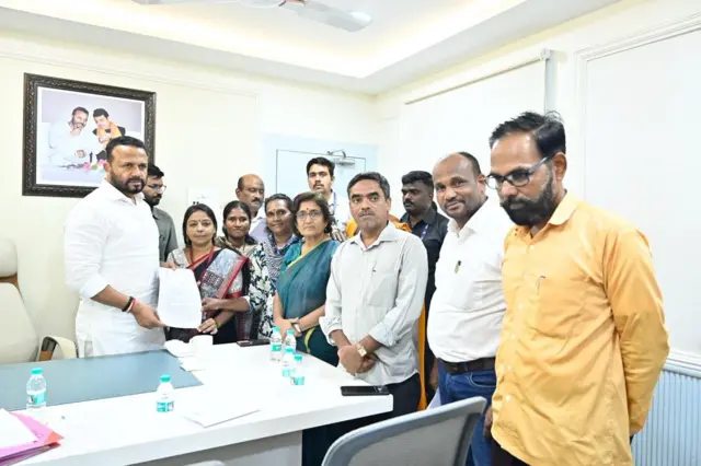 ग्रामविकास मंत्री जयकुमार मोरे यांना निवेदन सोपताना पेसा मोबिलायझर संघर्ष समितीचं शिष्टमंडळ (1 जुलै चा फोटो)