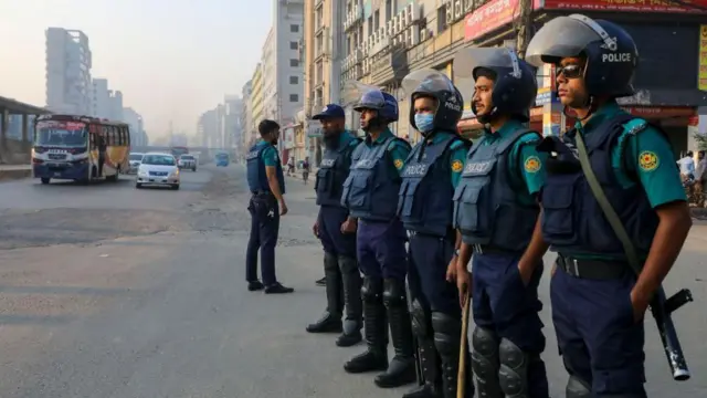 ঢাকার প্রবেশপথগুলোতে পুলিশের সতর্ক অবস্থান