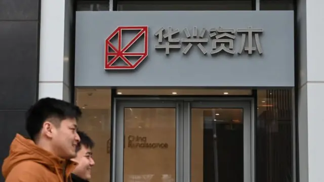 Бао Фан дайынсыз жоголгондон кийин анын компаниясынын базардагы баалуу кагаздары дароо эле 27%га кунун жоготту.