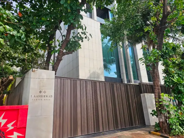 राजेश खन्ना के पुराने बंगले आशीर्वाद को तोड़कर वहां अब अपार्टमेंट बन दिया गया है.