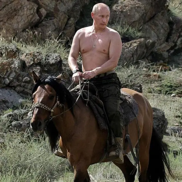 Vladimir Putin em cavalo na Sibéria em 2009
