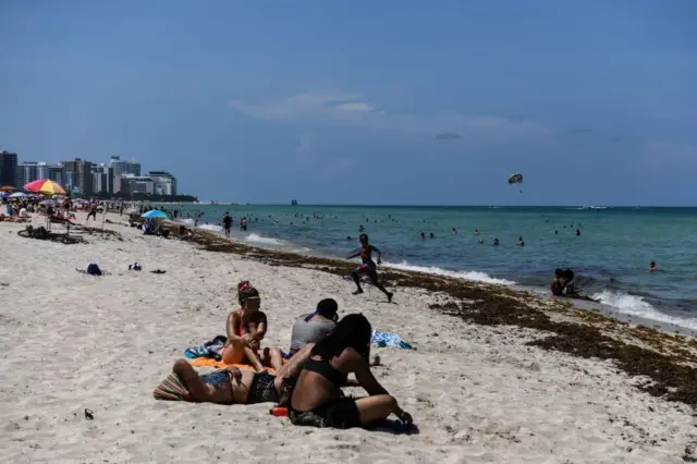 Personas disfrutan de las playas el primer día que reabrieron, en junio de 2020.