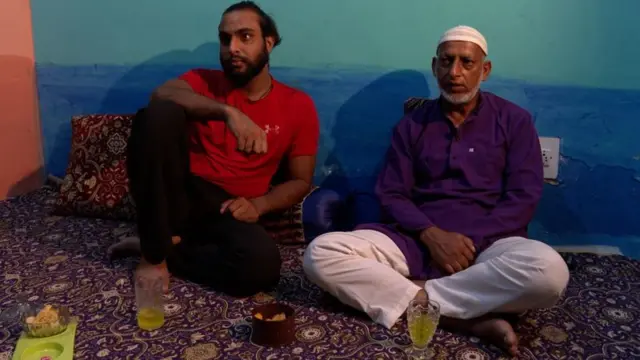 अपने परिवार के साथ बादशाह ख़ान.