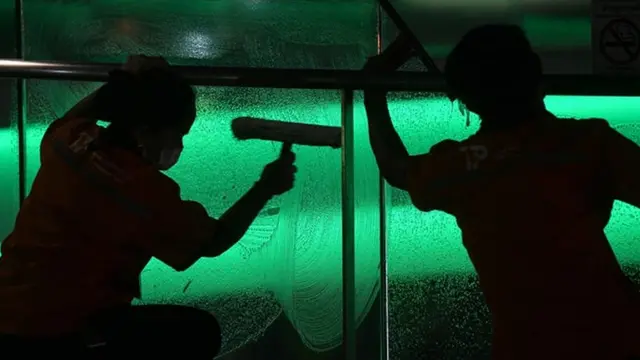 พนักงานทำความสะอาดรถประจำทาง