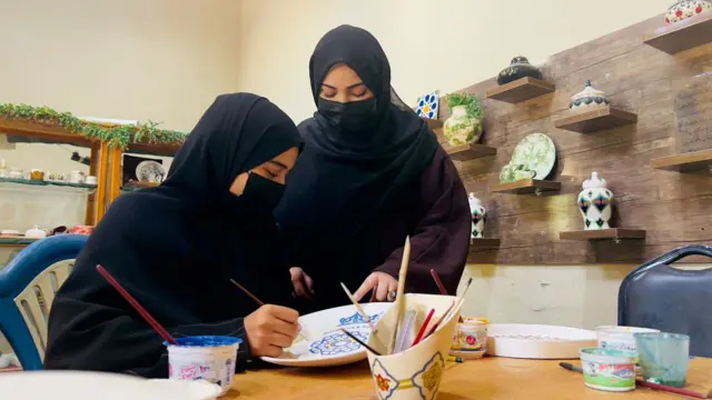 نګیتا له خپلې شاګردې سره.