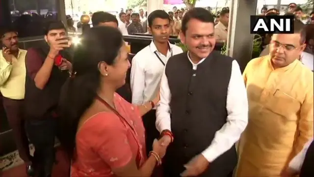 मावळते मुख्यमंत्री फडणवीस यांचं स्वागत केलं तेव्हा...