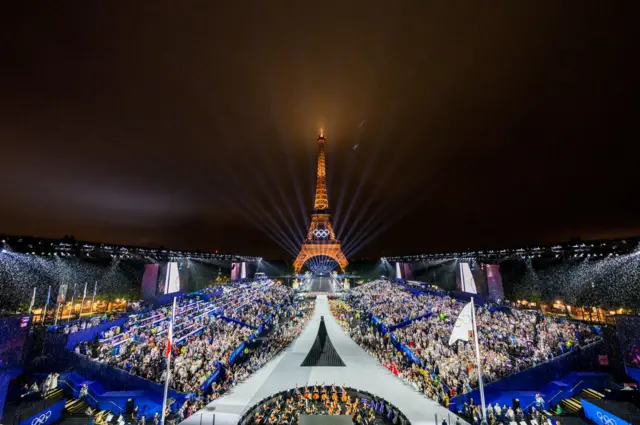 Trocadero, com a Torre Eiffel ao fundo, enquanto a bandeira olímpica é hasteada, durante a cerimôniainstagram betnacionalabertura dos Jogos Olímpicosinstagram betnacionalParis 2024