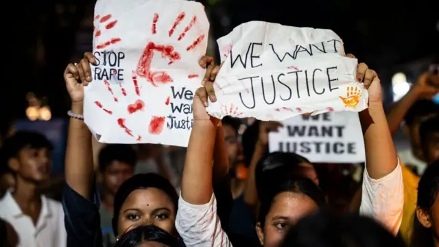 కోల్‌కతాలోని ఆసుపత్రిలో మహిళా వైద్యురాలిపై జరిగిన అత్యాచారం, హత్యపై ఆగస్టు 14న వైద్యులు నిరసన వ్యక్తం చేశారు. 