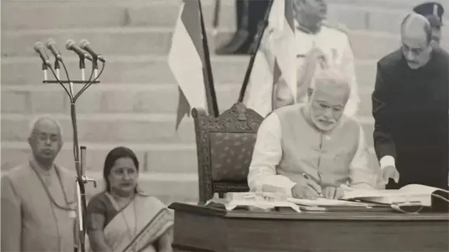 વડા પ્રધાનપદના શપથ બાદ હસ્તાક્ષર કરતાં મોદી