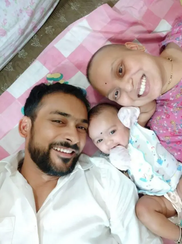 रितू आपल्या पती आणि बाळासह