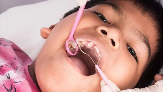 Niño en el dentista