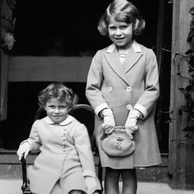 ఎలిజబెత్ 2తో పాటు ఆమె చెల్లెలు మార్గరెట్ రోజ్ విద్యాభ్యాసం అంతా రాజభవనంలోనే జరిగింది